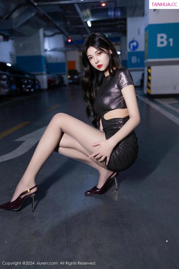   [XiuRen]高清写真图 2024.10.30 No.9368 初梦瑶 黑丝美腿第10张图片
